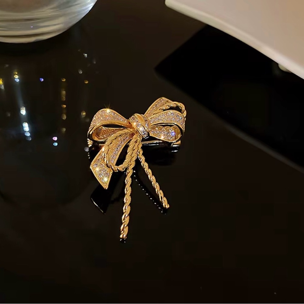 Elegant Gold Bow Brooch with Crystals. - Picture 4 of 7